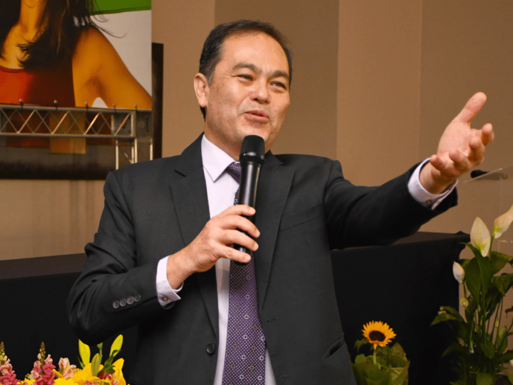 Mario Lopes conduzindo palestra para profissionais de uma organização