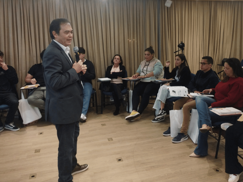 Mario Lopes em palestra sobre gestão, comportamento e saúde mental