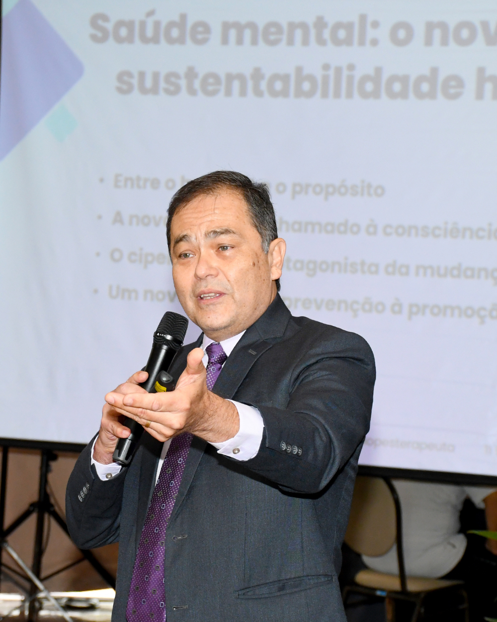Mario Lopes durante palestra corporativa sobre liderança e comportamento
